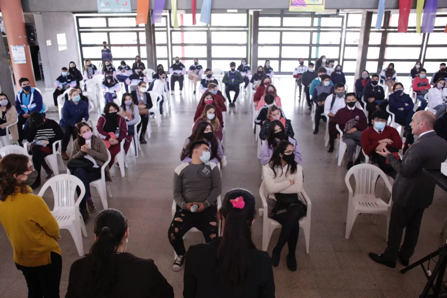 EL MINISTRO Lichtmajer, en la jornada, junto a alumnos. 