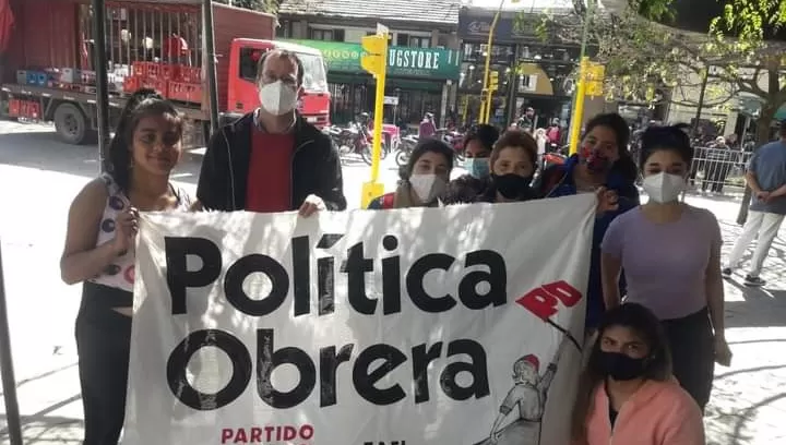 EN CAMPAÑA. El precandidato a diputado por Política Obrera, dijo que todos los sectores del peronismo y del macrismo coincidirán tras los comicios en avalar un nuevo pacto con el FMI, que se traducirá en mayor ajuste para los trabajadores y para los jubilados.