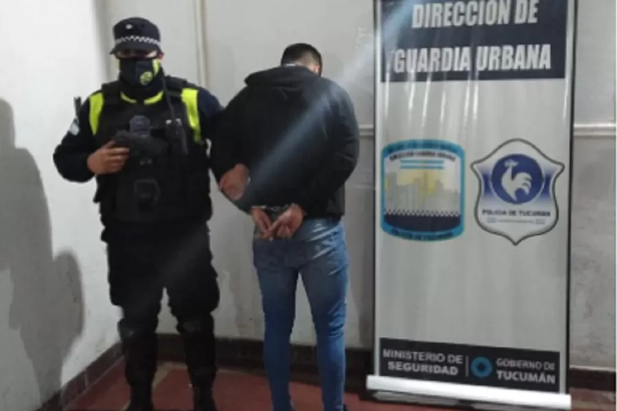 Un joven iba armado en una moto: terminó detenido