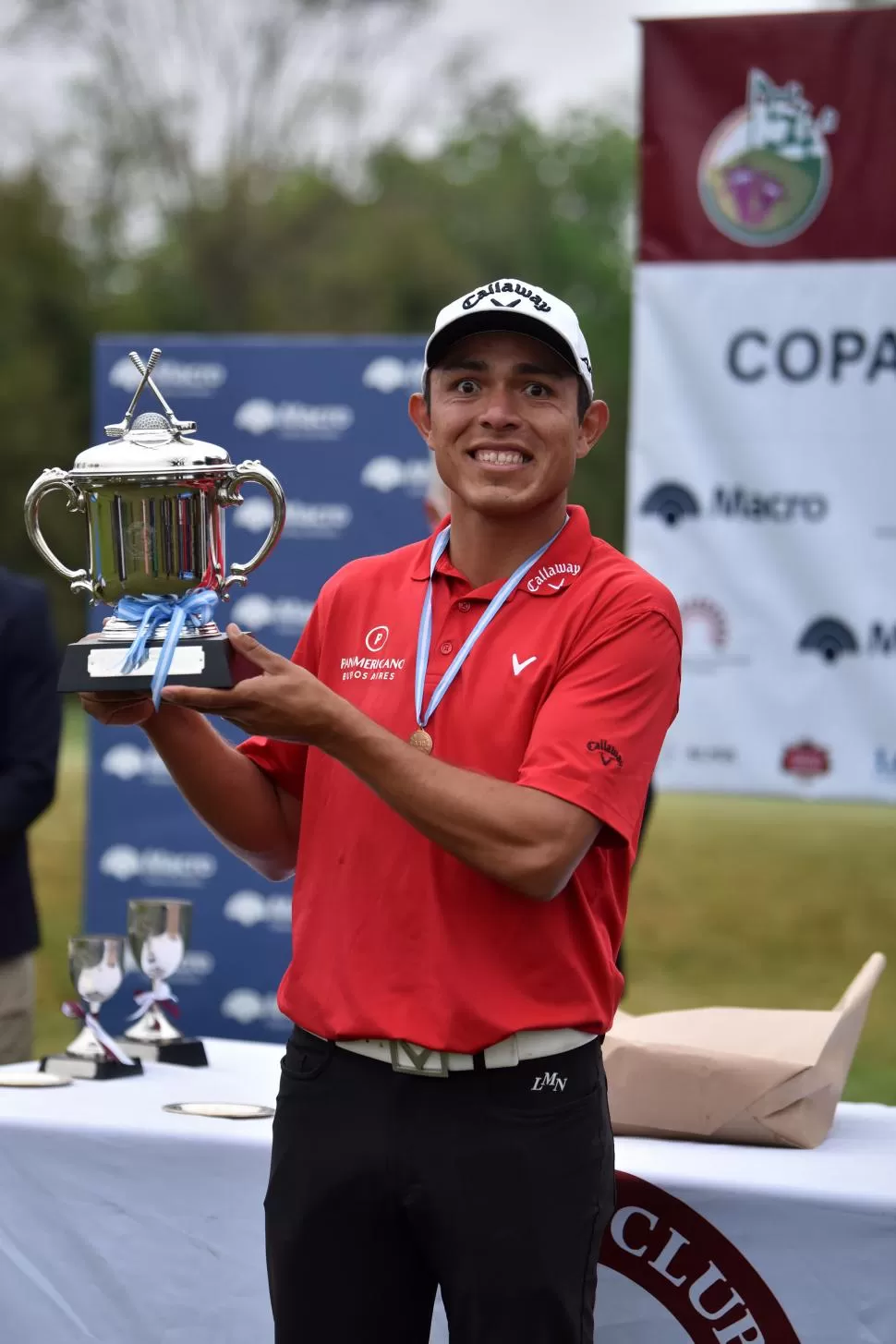 ¡LA COPA ES MÍA! “Cuchu” sonríe con el trofeo en sus manos. Antes, lloró emocionado con su familia y amigos. 