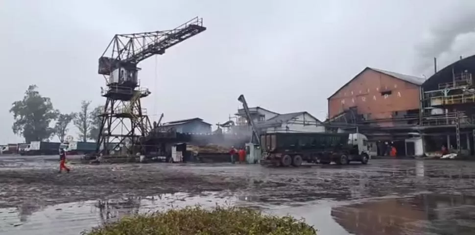 ÚLTIMO DÍA. Momento en que suenan las sirenas del ingenio Marapa para dar por finalizada la molienda, como había previsto la administración.  