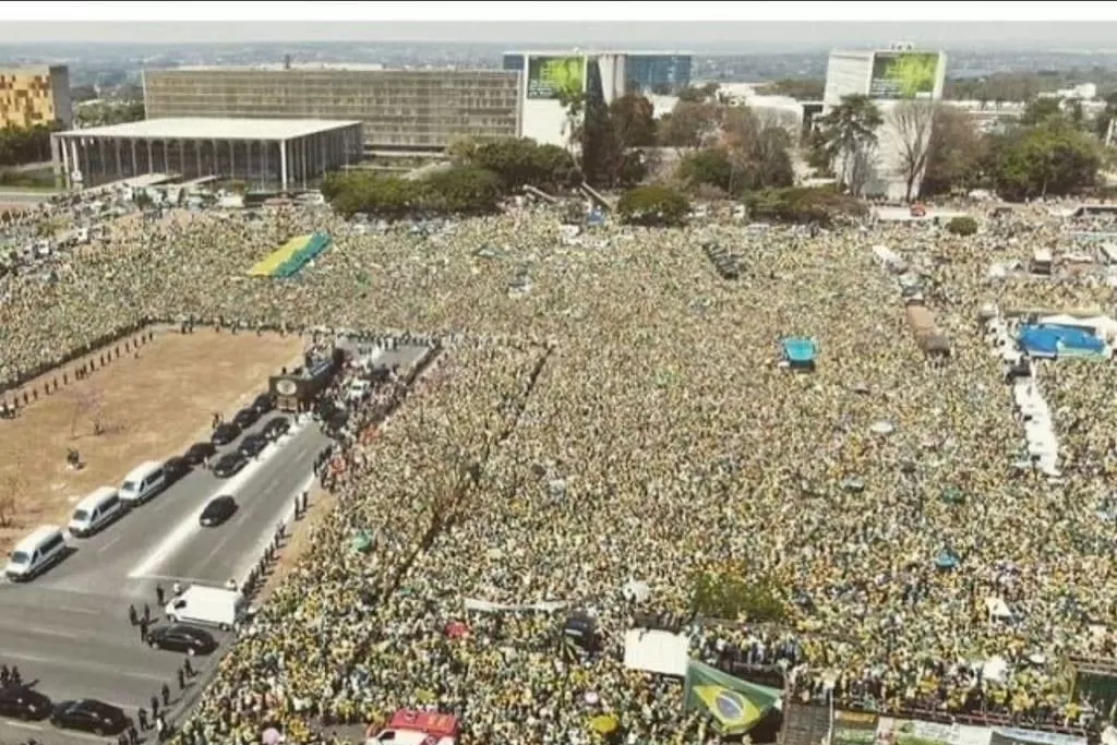 APOYO. Bolsonaro compartió en sus redes la foto de sus seguidores en suelo paulista. 