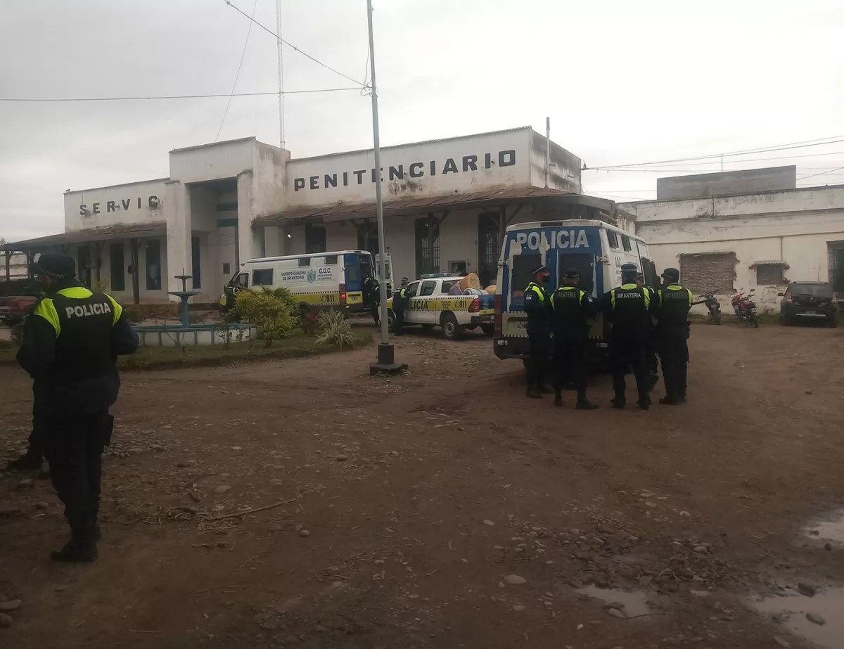 EN PLENO OPERATIVO. Una importante cantidad de efectivos trasladaron a una tanda de los 116 detenidos en comisarías del sur de la provincia.