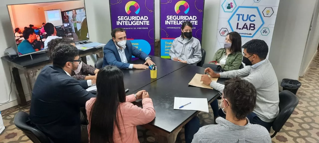 Seguridad proyecta estrategias preventivas en entornos digitales con los chicos de Atlético