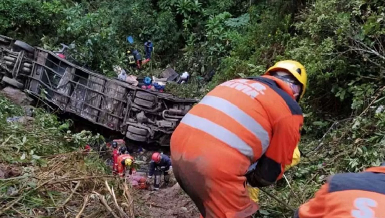 RESCATE. Bomberos y particulares ayudaron a auxiliar a los heridos del accidente en Cochabamba.