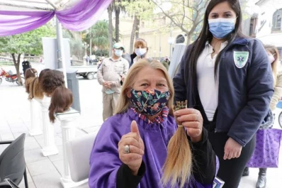 El Banco de Pelucas de Tucumán recibe donaciones en plaza Independencia