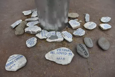 La Marcha de las Piedras, que recuerda a los fallecidos por covid-19, llegó a Tucumán