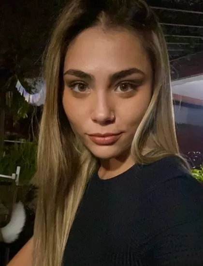  CAMBIO. Sol Alonso refuerza su mirada colocándole tinte a sus cejas.   