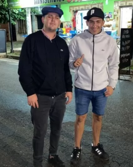 UNA FOTO PARA EL “FACE”. Juan de Dios López junto a “Kuki” Caro en el frente de su negocio. 