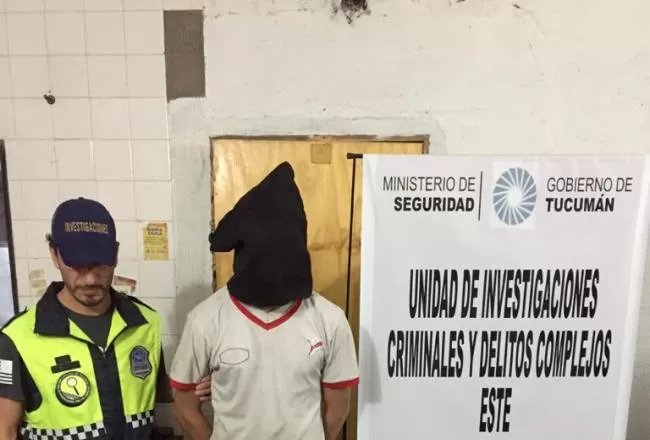 Acusado de violencia de género intentó esconderse de la policía abajo de la cama