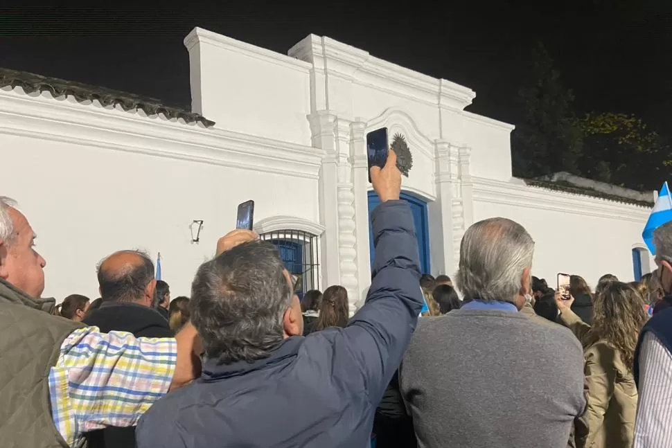 CANTARON EL HIMNO. Fuerza Republicana se movilizó hasta las puertas de la Casa Histórica para protestar.   