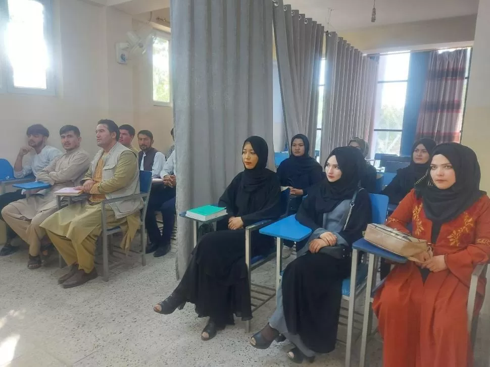 SEGREGADAS. Las mujeres estarán en clase, pero atrás de una cortina.  