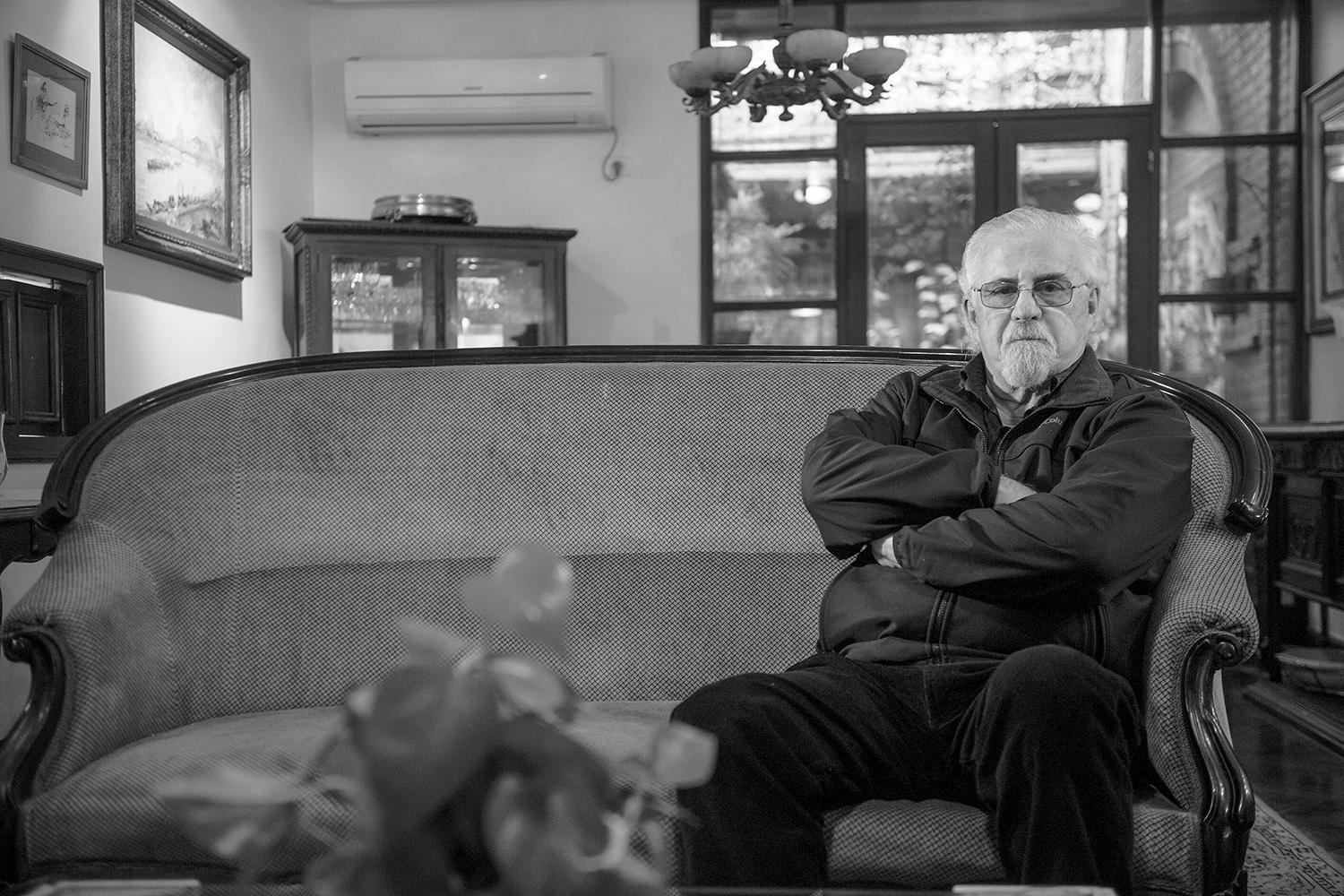 EX JUEZ FEDERAL PROCESADO. Manlio Torcuato Martínez posa en su vivienda particular durante el año 2017.