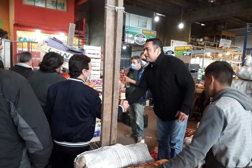 EN EL MERCOFRUT. Roberto Sánchez saluda a puesteros y trabajadores. Foto: Prensa Juntos por Tucumán