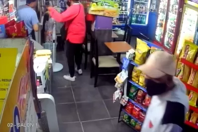 Videos: entraron tres delincuentes con armas a un quiosco de Barrio Sur