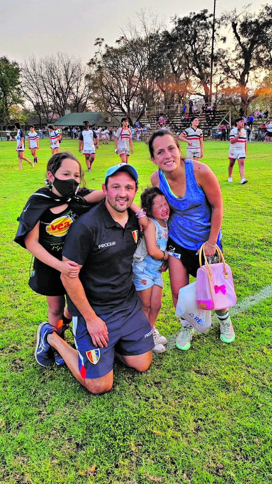 FAMILIA. Chiara, Diego, Paz y Sofía estuvieron dispersos casi toda la tarde, pero al final todos se reunieron para festejar.