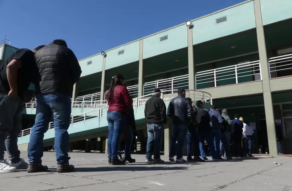 CUIDADO CON LO QUE SE DICE EN LA FILA. El silencio electoral y político es salud en las mesas de votación.   