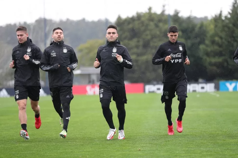 MOVIMIENTOS. Gonzalo Montiel y Lautaro Martínez, durante la sesión en Ezeiza. 