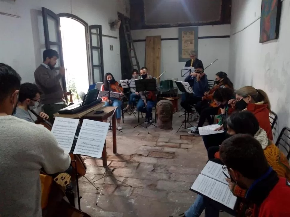 ENSAYO. Parte de la formación musical de La Follia, al preparar la función. 