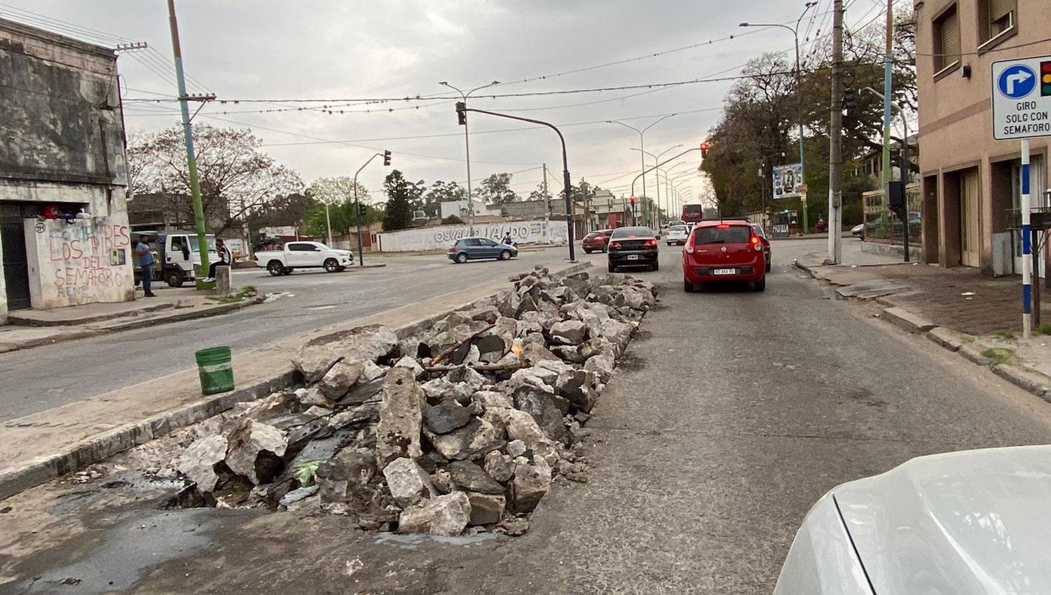 El bache de Muñecas y Sarmiento genera riesgos a transeúntes y conductores