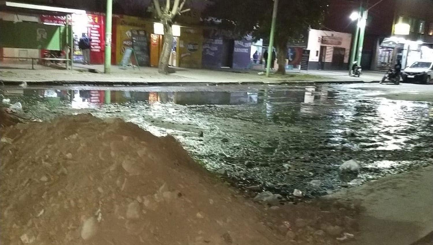 El bache de Muñecas y Sarmiento genera riesgos a transeúntes y conductores