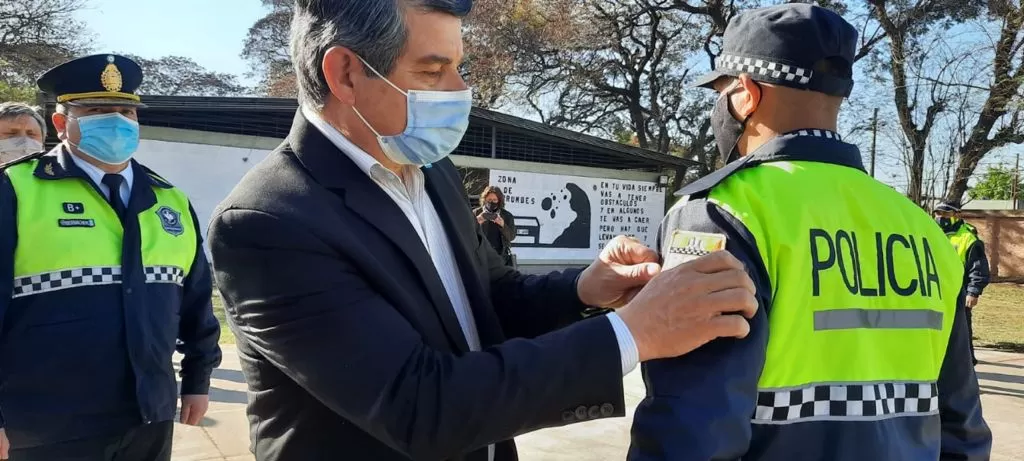 CUADRANTES DE PATRULLA. Maley le coloca un distintivo a un policía.