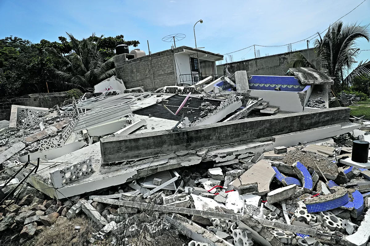 PÉRDIDAS. El sismo causó daños en edificios y la muerte de una persona. 