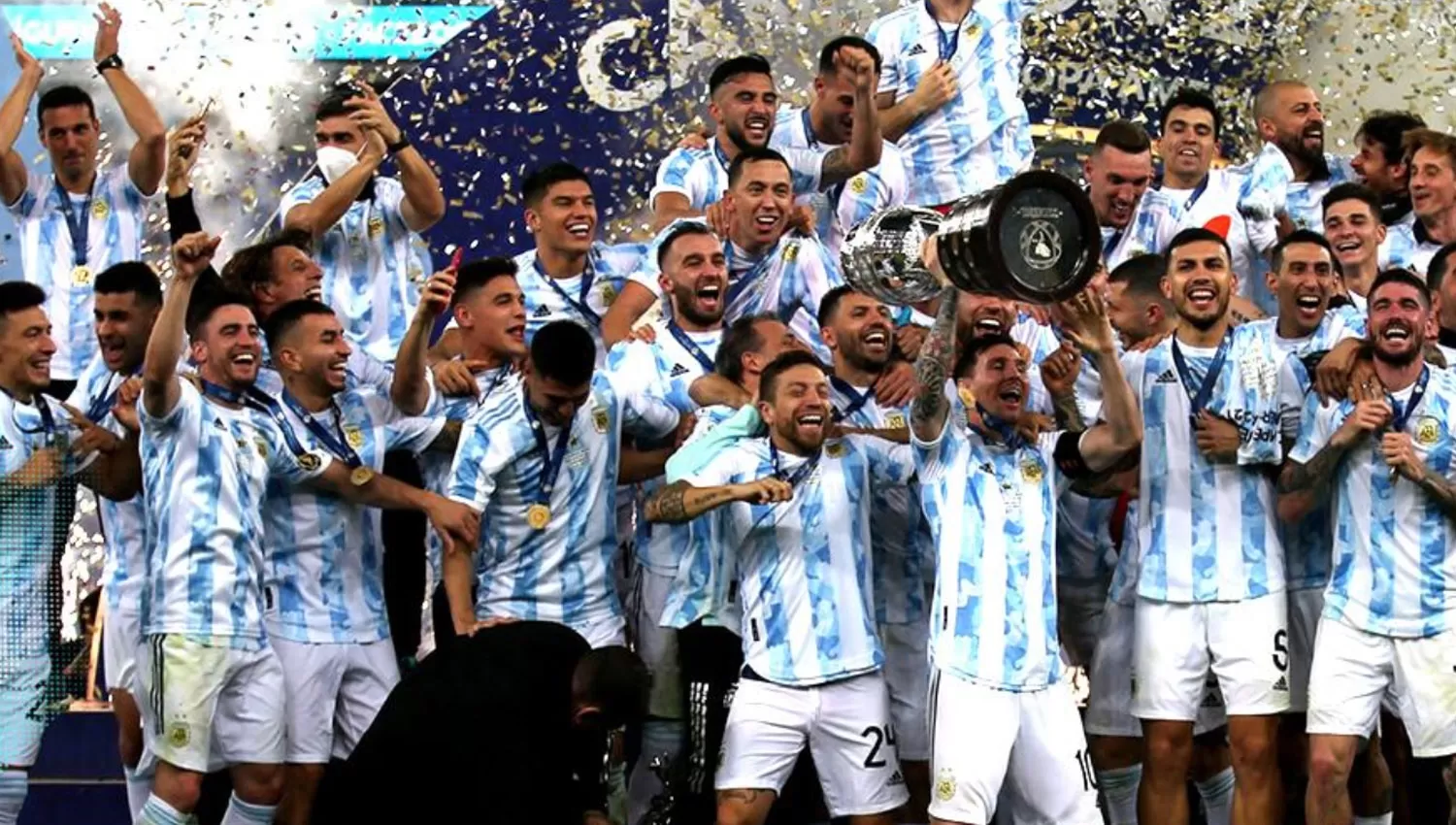 BIEN ALTO. Luego del partido el equipo será homenajeado por la obtención de la Copa América Brasil 2020.