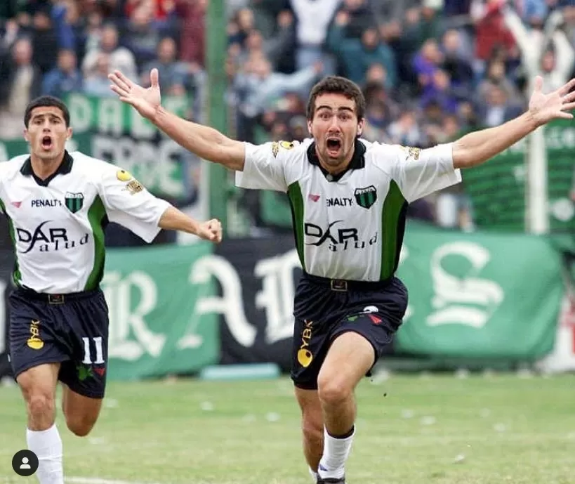 EN LA CANCHA. Gritando un gol en Nueva Chicago, uno de los 11 clubes en los que jugó en su carrera futbolística. 