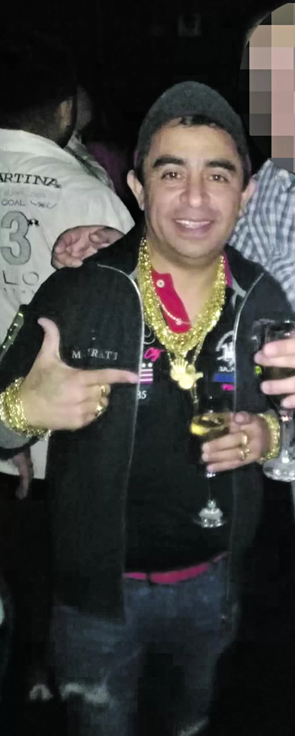 EN UNA FIESTA. Walter David Lobo aparece con varias joyas que, según dijo, todas son enchapadas en oro.  