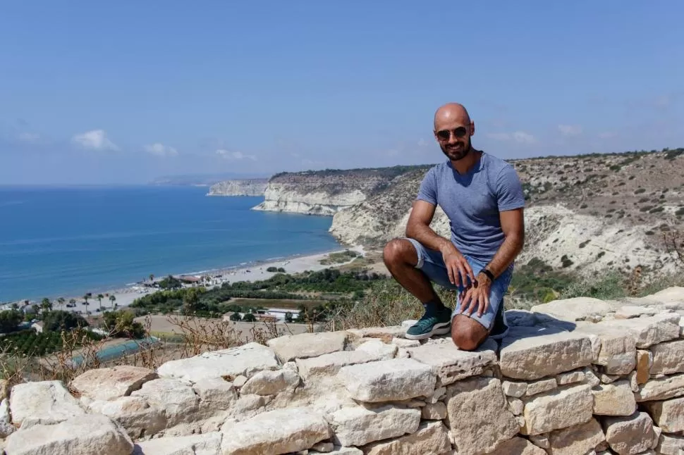 POR EL MUNDO. Arriba a la izquierda, Nacho Caunedo en el Parque Nacional los Glaciares, Argentina. Arriba a la derecha, en Chipre. Al medio, visitando Chernobyl y abajo, disfrutando de un paisaje típico en Luxemburgo. 