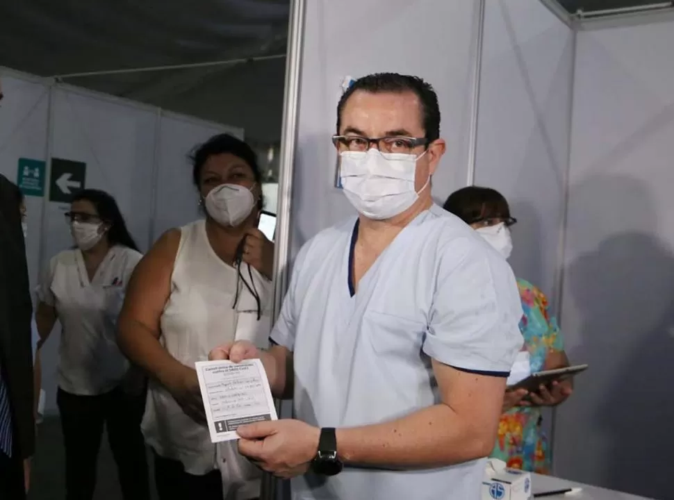 EL PRIMERO. González muestra su carnet de vacunación tras recibir la Sputnik el 29 de diciembre pasado. 