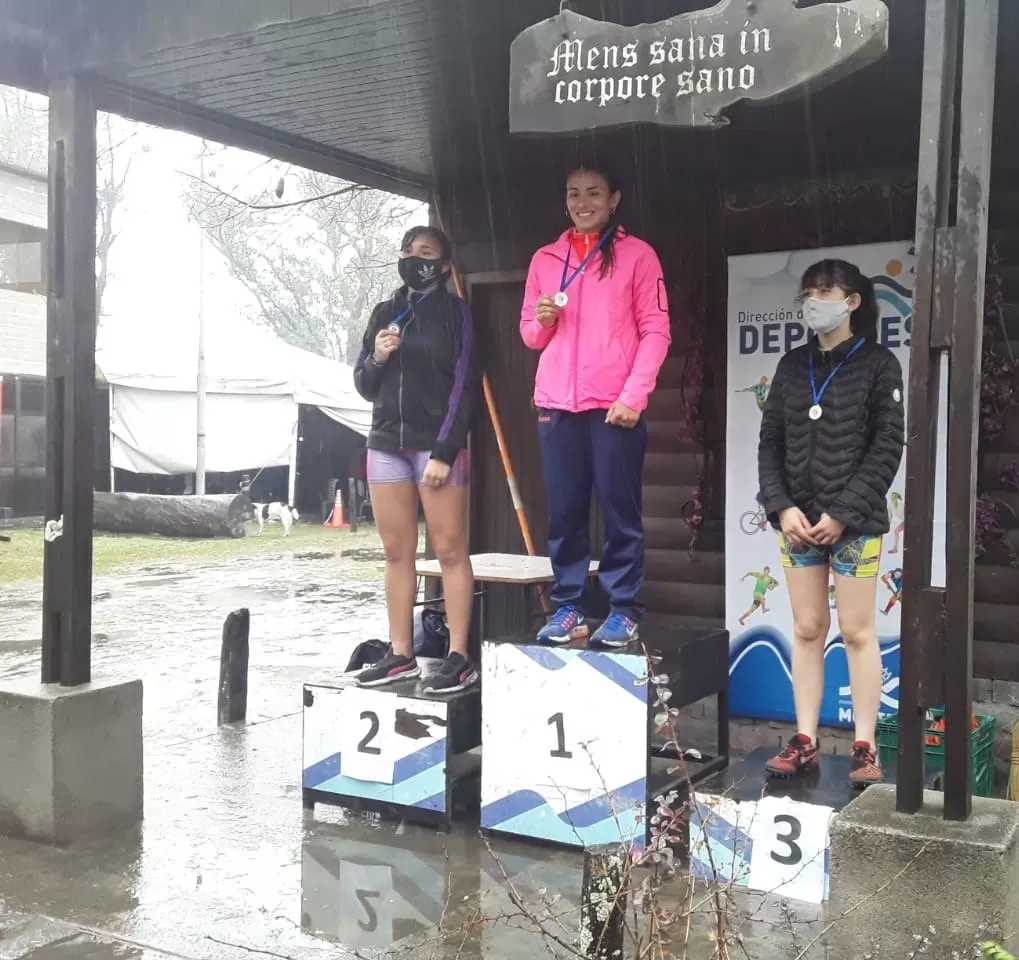 MOMENTO. En la ceremonia del podio, los atletas mostraron su alegría. 