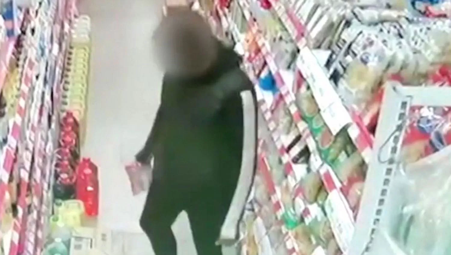 EN CÁMARA. El sospechoso simulaba ser cliente antes de dejar la granada de humo en una góndola. 