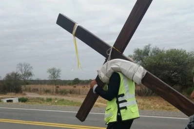 Un tucumano camina con una cruz a cuestas hacia Salta