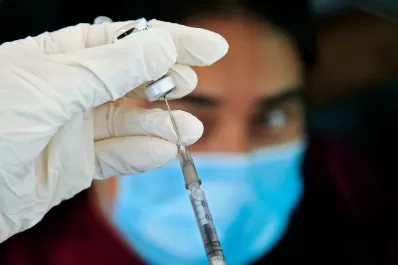 La OMS puso en duda que una alta tasa de vacunación detenga la pandemia