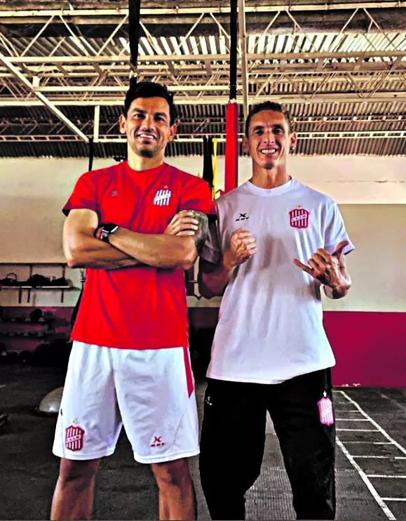 BUENA CARA. “Tino” Costa posa sonriendo junto al kinesiólogo Damián Solís, luego de un día de trabajo de recuperación.  