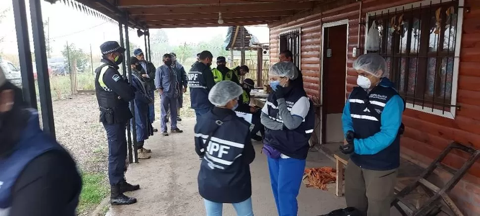 PERICIAS CLAVES. Policías y personal del ECIF requisaron analizaron durante horas las casas de los hombres sospechosos del crimen. 