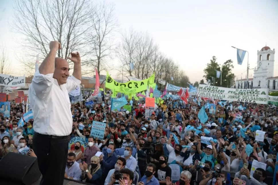 LA CONFIANZA DEL GOBERNADOR. Juan Manzur cerró ayer la campaña en Banda del Río Salí y en Famaillá.  