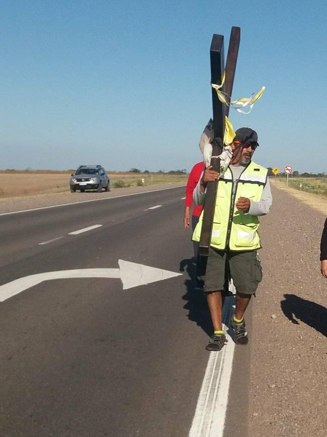 Un tucumano camina con una cruz a cuestas hacia Salta
