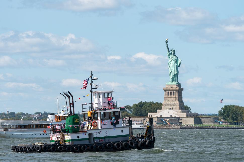 DESDE EL AGUA. Un bote rodea la Estatua de la Libertad durante homenaje desde el río Hudson, a 20 años de los atentados que destruyeron parte de la ciudad de Manhattan. 