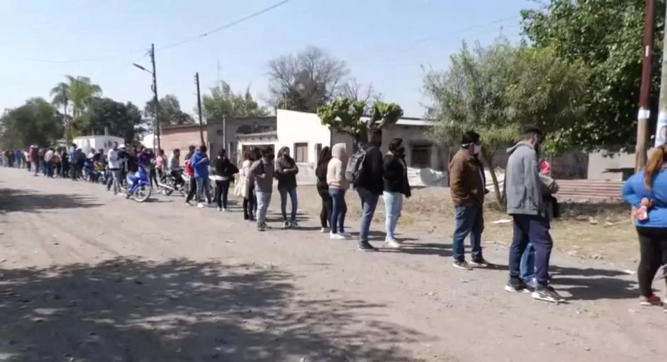 LARGAS FILAS. Durante la mañana hubo más de 500 metros de hileras de gente para poder cobrar la ayuda. 