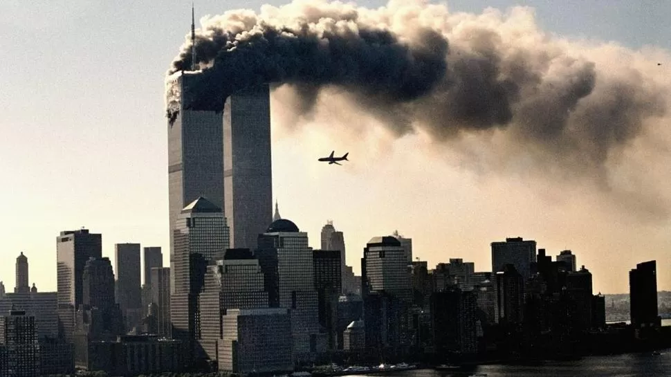 EN VIVO. El primer avión impactó a las 8.45 y el segundo, cuando ya la Torre Norte estaba en llamas, lo hizo 18 minutos después, contra la Torre Sur. 