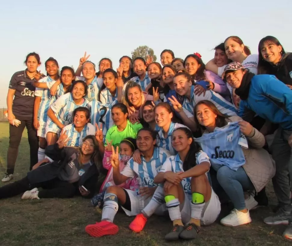 ALEGRÍA INFINITA. Tras la victoria ante San Martín, el miércoles. Las “Decanas” posaron todas juntas para una foto que será histórica. Serán las primeras representantes de Tucumán en la Copa Federal Femenina que se disputará durante los próximos meses y que enfrentará a los mejores equipos del país. Atlético tiene cuatro planteles compitiendo en los torneos locales: dos participan en Primera división y dos en el Ascenso. Fotos Gentileza Liliana Salazar 