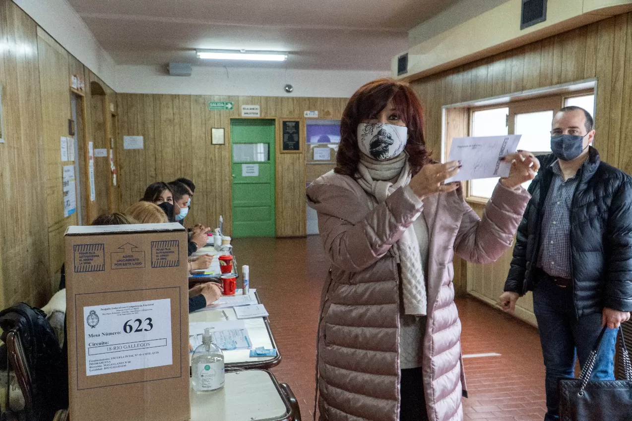 PASO 2021. Cristina Fernández de Kirchner emitiendo su voto.