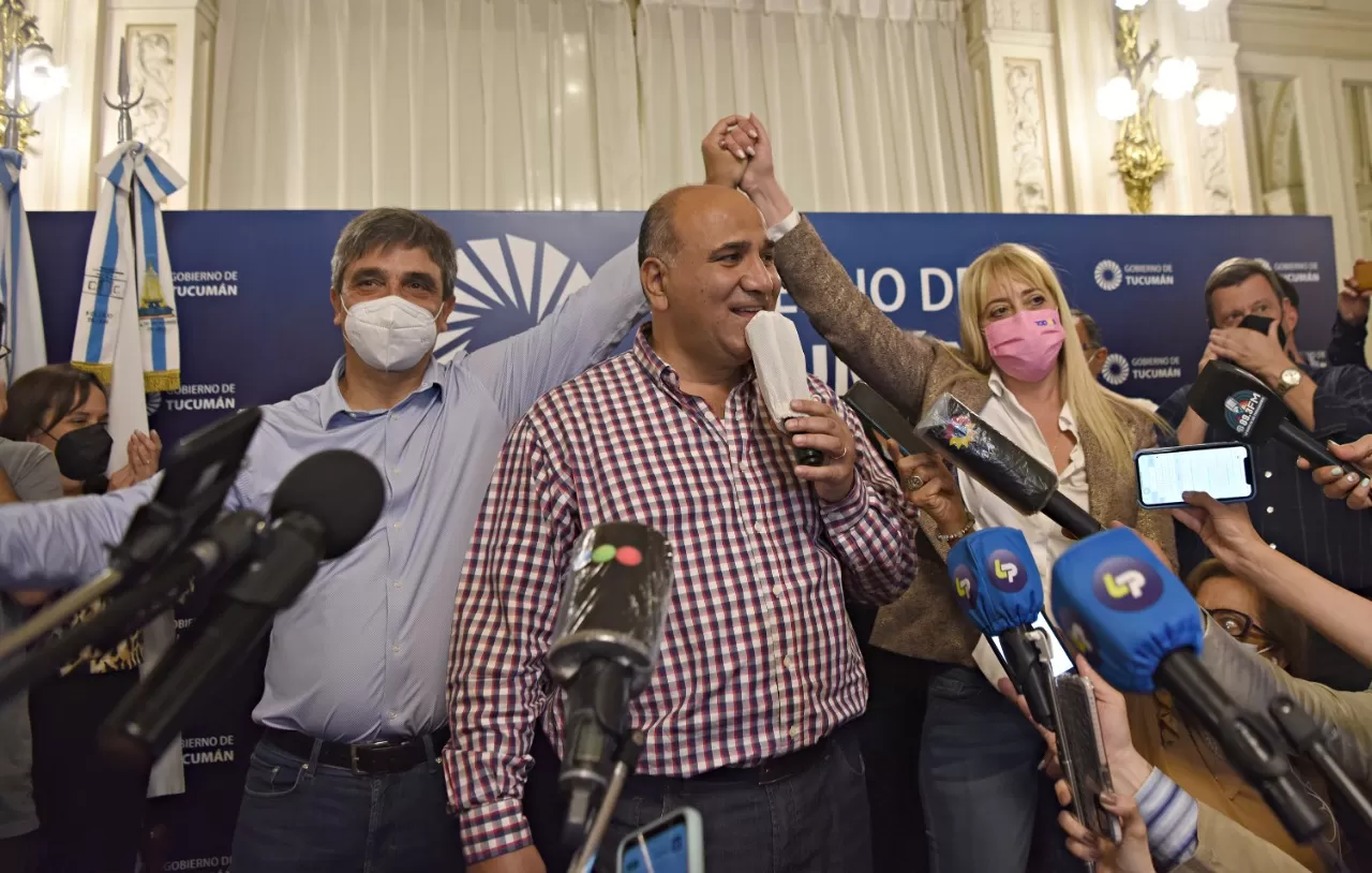 FESTEJO. Manzur y sus candidatos, en el búnker. FOTO SANCHEZ NOLI