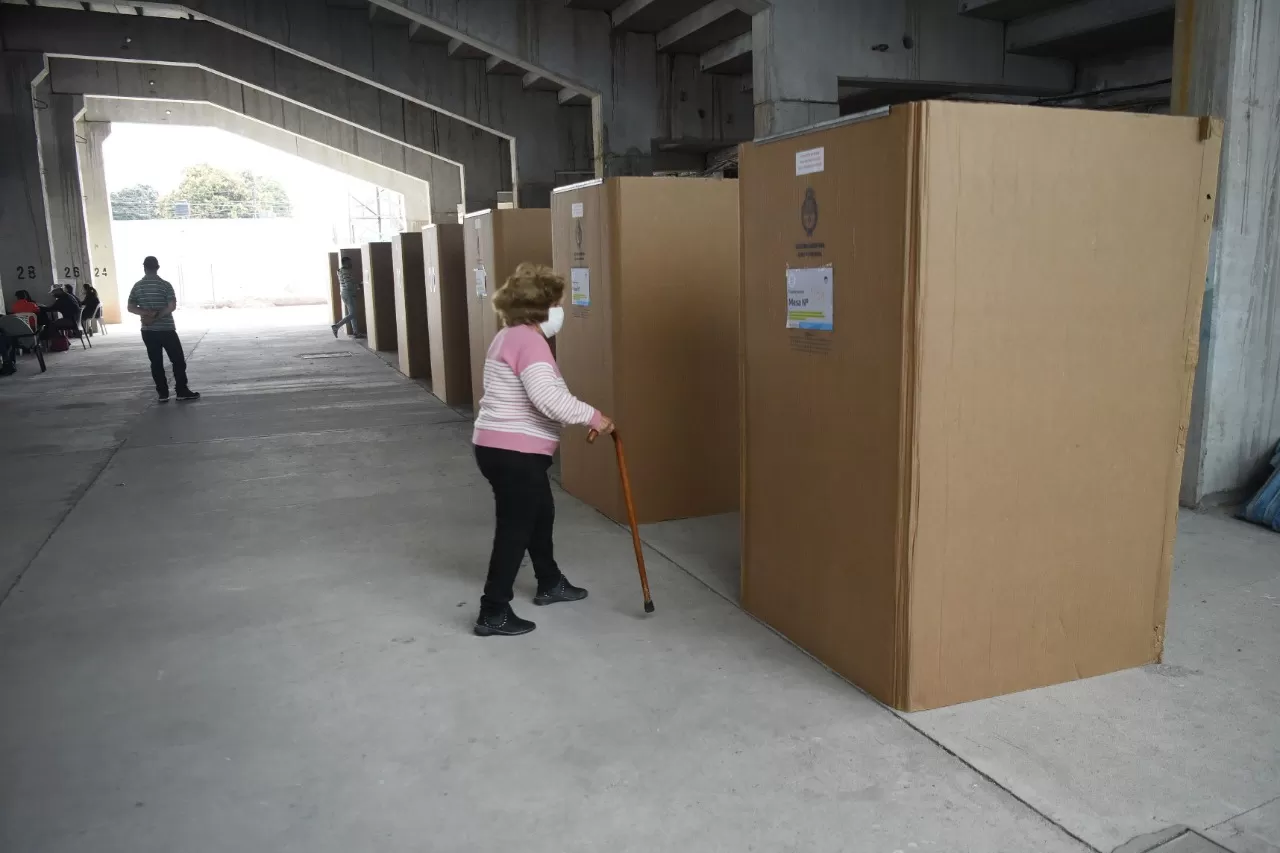 Los cuartos oscuros de cartón en el CAT. IMAGEN ANALIA JARAMILLO/ LA GACETA.