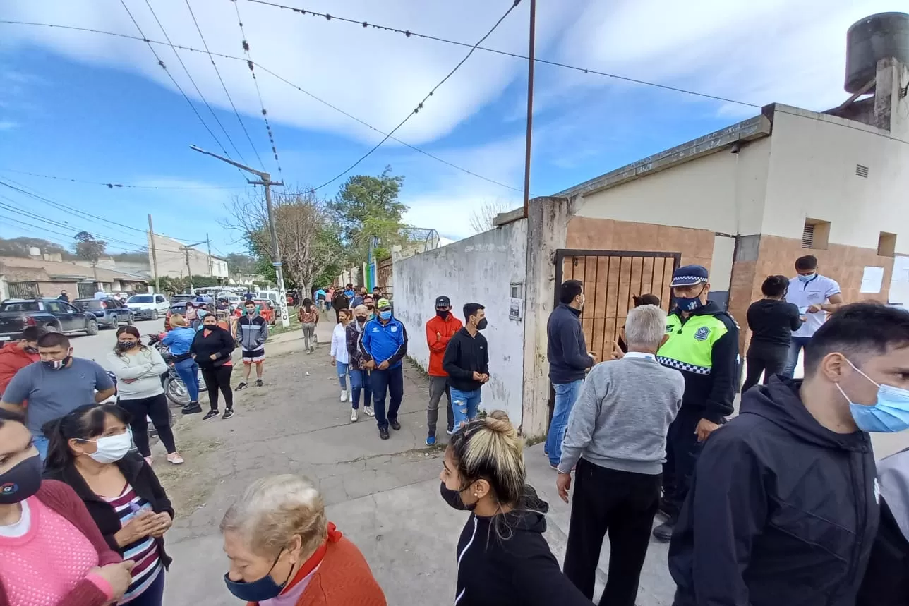 ESPERA. El ingreso en la escuela monseñor Blas Victorio Correro generó demoras. 