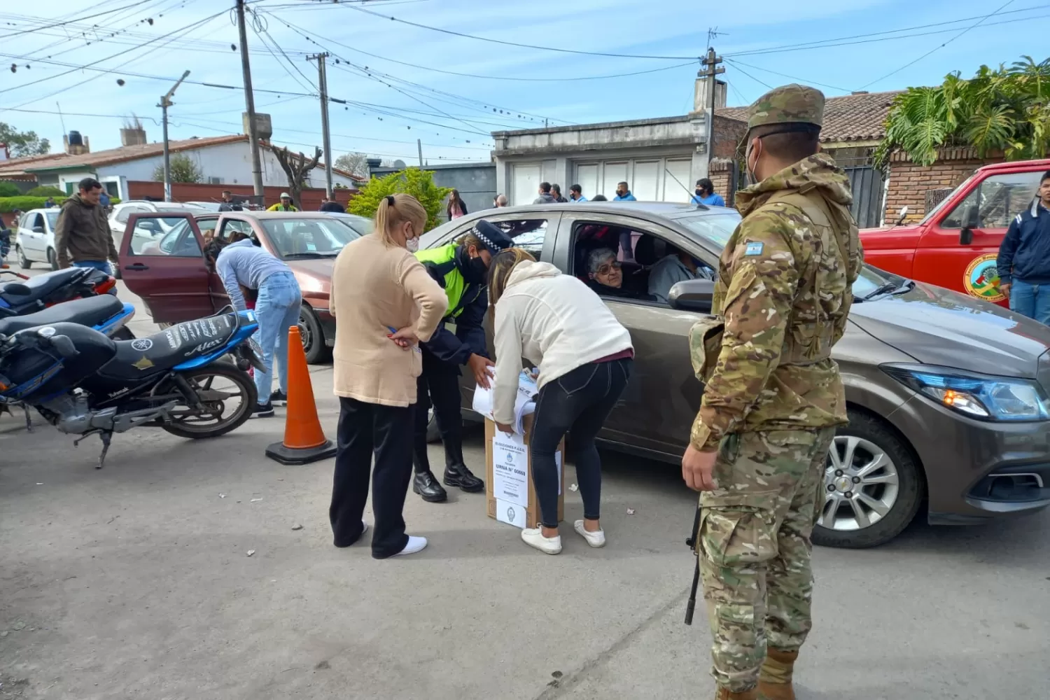 Los custodios de las urnas. IMAGEN DE ANALÍA JARAMILLO. FOTO LA GACETA.