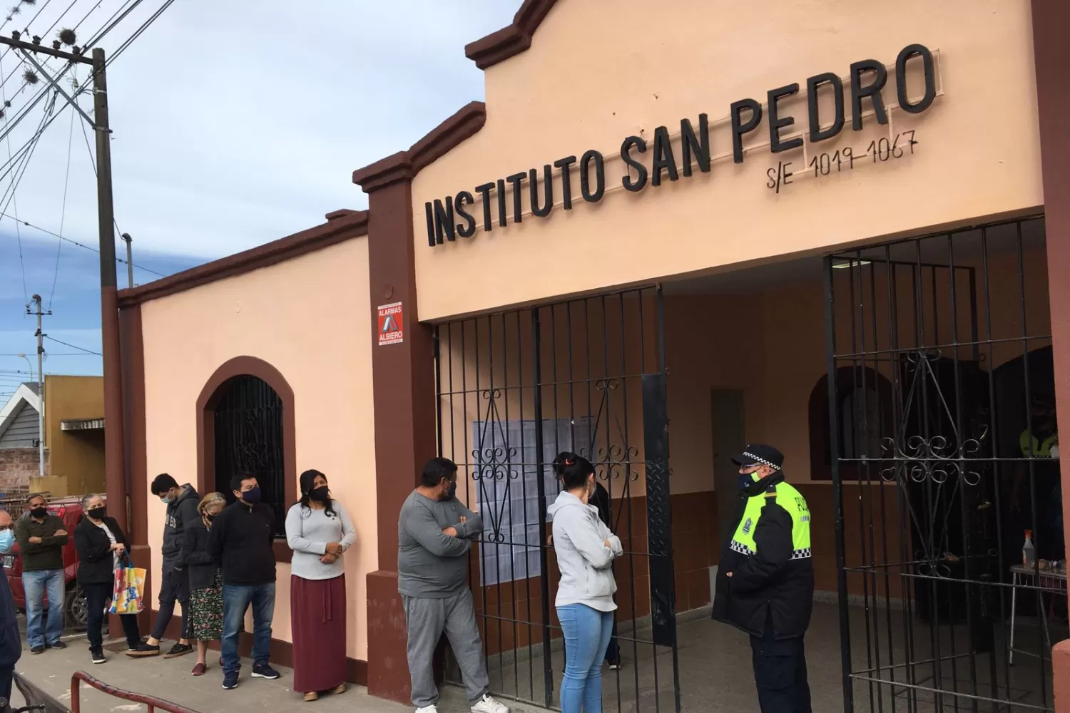 La distancia de dos metros obligatoria. IMAGEN DE INÉS QUINTERO. LA GACETA.